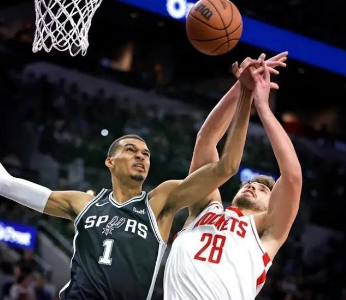 开云体育-火箭队亚当斯伤情更新：脚踝3级扭伤，伤势严重！或将长期缺阵