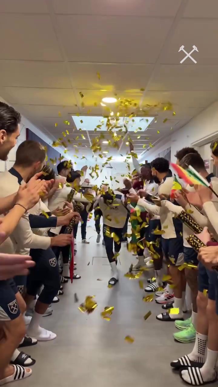 开云官网-载誉归来！西汉姆全队热烈欢迎非洲杯冠军迪乌夫凯旋