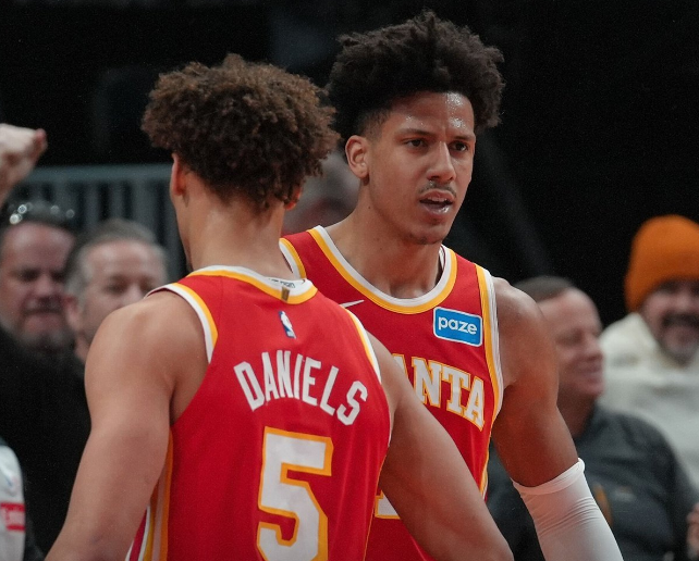 kaiyun-升第八！老鹰大胜雄鹿豪取9连胜 杰伦23+10+12麦科勒姆30+7三分